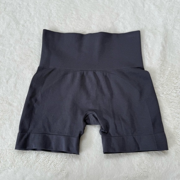 Set Active Sculptflex Bike Shorts in Pebble XS - Picture 2 of 5